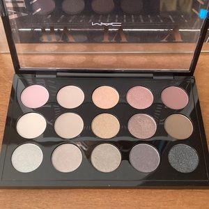 MAC COSMETICS EyeShadow Palette.